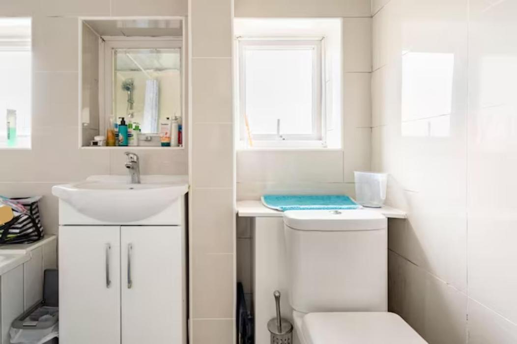 Luton Airport House In Quiet And A Very Pleasant Area, Near London Luton Airport Luton (Bedfordshire) Exterior foto