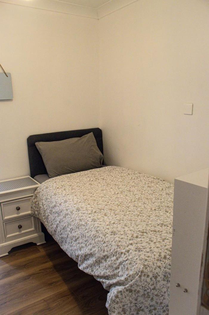 Luton Airport House In Quiet And A Very Pleasant Area, Near London Luton Airport Luton (Bedfordshire) Quarto foto