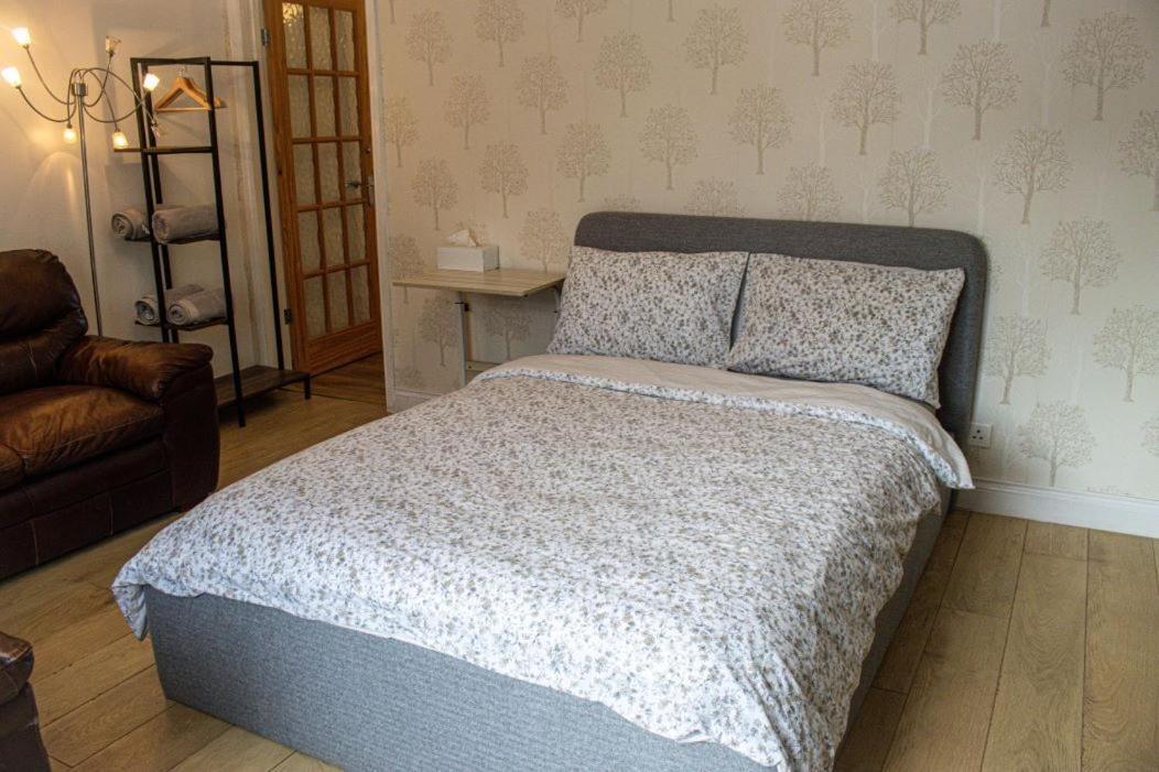 Luton Airport House In Quiet And A Very Pleasant Area, Near London Luton Airport Luton (Bedfordshire) Exterior foto