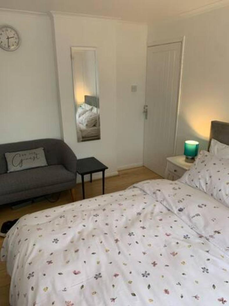 Luton Airport House In Quiet And A Very Pleasant Area, Near London Luton Airport Luton (Bedfordshire) Exterior foto
