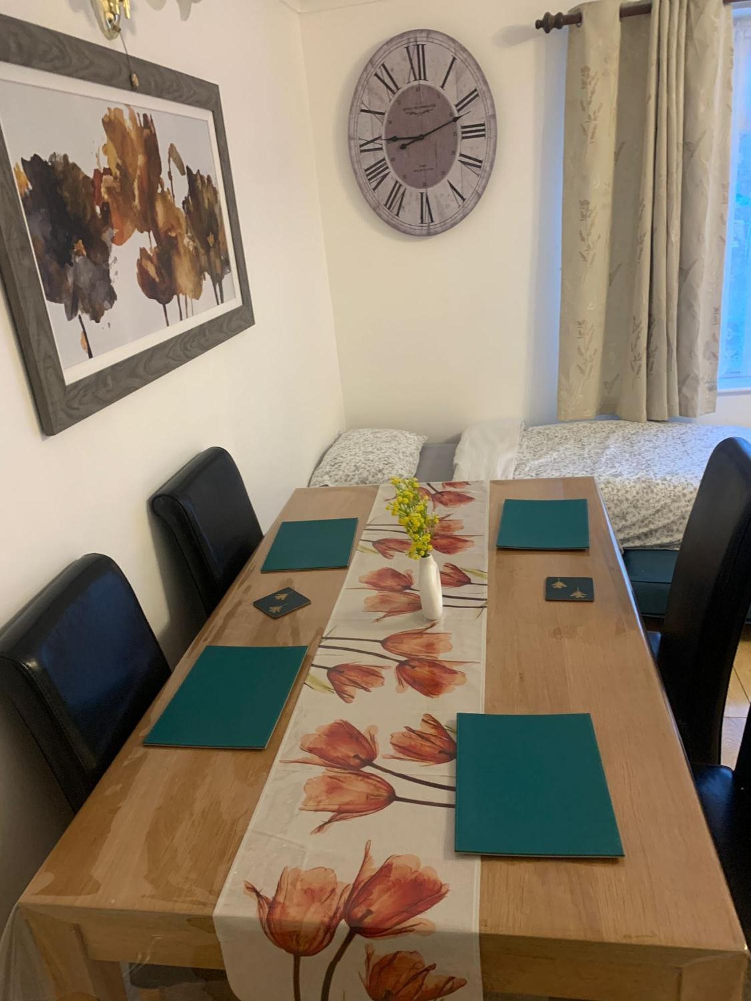 Luton Airport House In Quiet And A Very Pleasant Area, Near London Luton Airport Luton (Bedfordshire) Exterior foto